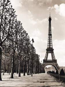 eiffel-tower-black-white
